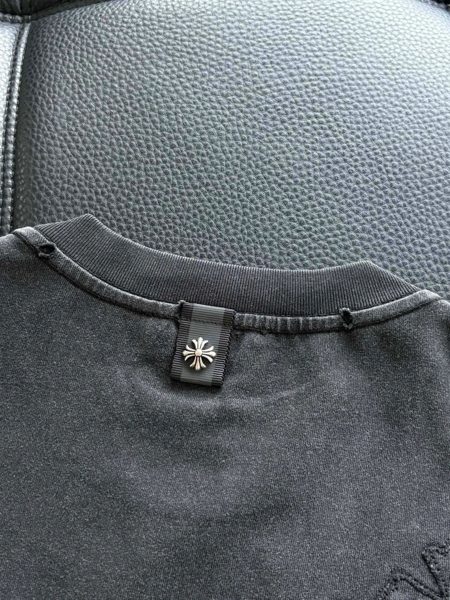 P416 Chrome Hearte CH new cross horseshoe Chrome Heart Sanskrit three-dimensional patchwork show craftsmanship, washed and frayed, pure cotton fabric, custom dyed in the same vat with special thickened 32 double-stranded 1X1 threads. .Light luxury, a must-have item for daily commuting for men and women.  Color: Black White Size: M~3x Style No.: 3579